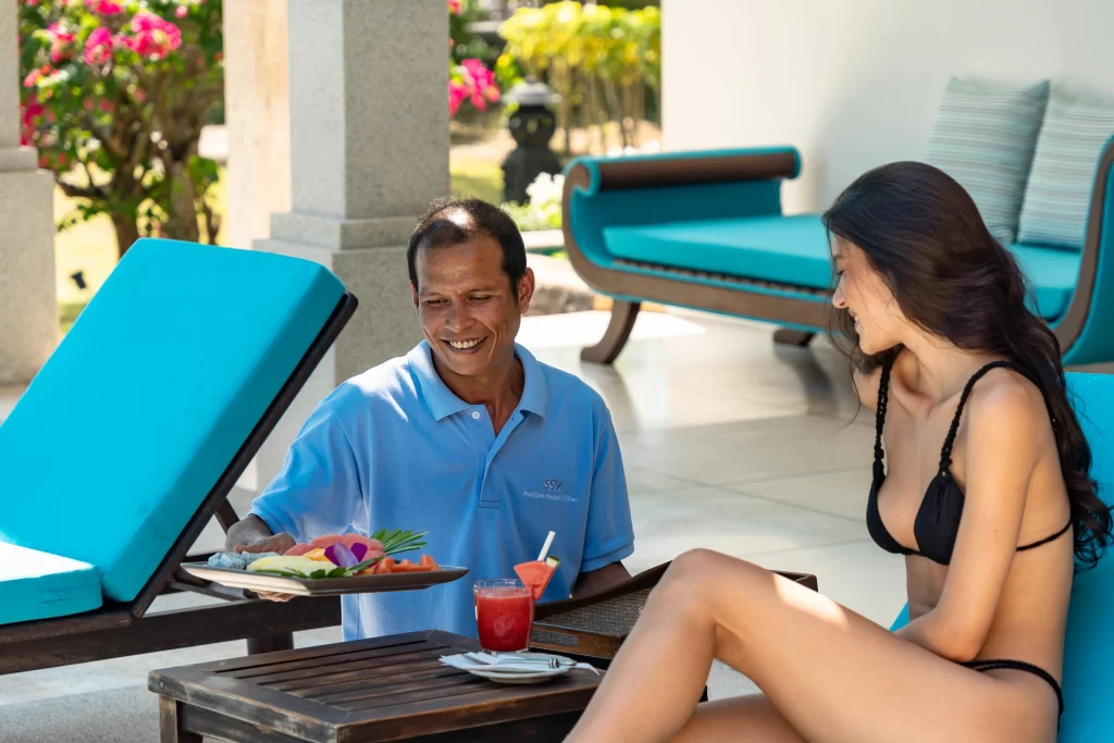 25.3 250118-Ban-Laem-Set-0035 villa staff serving with fruits and drinks to a lady customer
